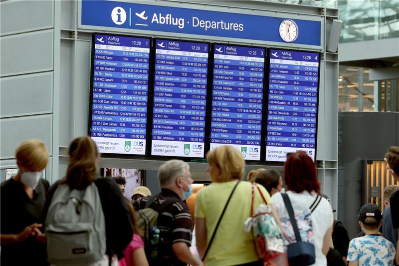 Flughäfen versprechen stabileren Betrieb im Sommer Abflug in die Sommerferien am Flughafen in Düsseldorf.
