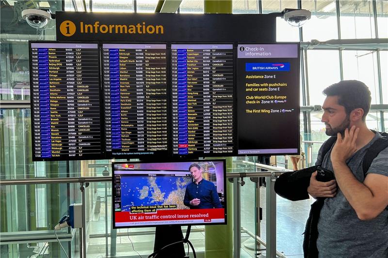 Abflugtafel am Flughafen Heathrow.  Reisende müssen bei Flügen nach und aus Großbritannien mit Verspätungen rechnen.