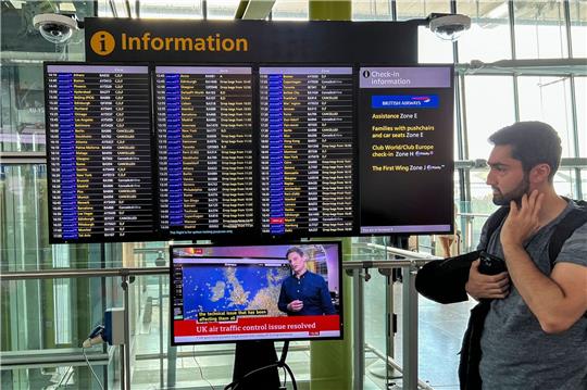 Abflugtafel am Flughafen Heathrow.  Reisende müssen bei Flügen nach und aus Großbritannien mit Verspätungen rechnen.