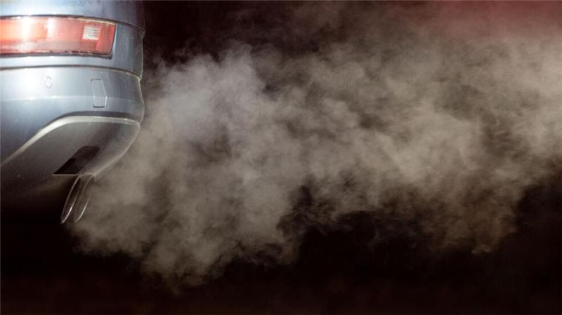 Nationaler Emissionshandel: CO2-Ausstoß sinkt Abgase kommen aus dem Auspuff eines Autos.