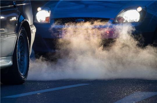 Abgase kommen aus dem Auspuff eines Autos. Das Umweltbundesamt (UBA) stellt in Berlin seine Schätzung zum Ausstoß klimaschädlicher Treibhausgase im Jahr 2022 vor.