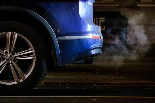 Abgase kommen aus dem Auspuff eines Volkswagen Tiguan.