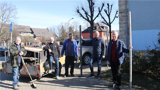Abgebaut (v. l.): IGV-Vorsitzender Lutz Schröder, die beiden IGV-Mitglieder Horst Pönitz und Jockel Schulz, Bürgergemeinschafts-Vorsitzender Martin Mahnkopf und Bürgergemeinschafts-Kassierer Hans-Joachim Bienert am Standort des alten und neuen Aushangkastens.