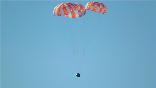 Abgebremst von Fallschirmen kam die „Orion“-Kapsel im Pazifik auf.