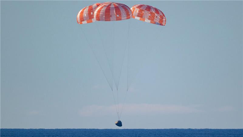 Abgebremst von Fallschirmen kam die „Orion“-Kapsel im Pazifik auf.