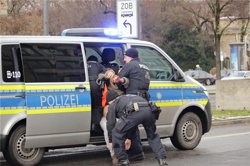Abgeführt von der Polizei: Die Protestaktion der „Letzten Generation“ in München wertete ein Haftrichter als Bedrohung der öffentlichen Ordnung. Foto: Jonas Lein