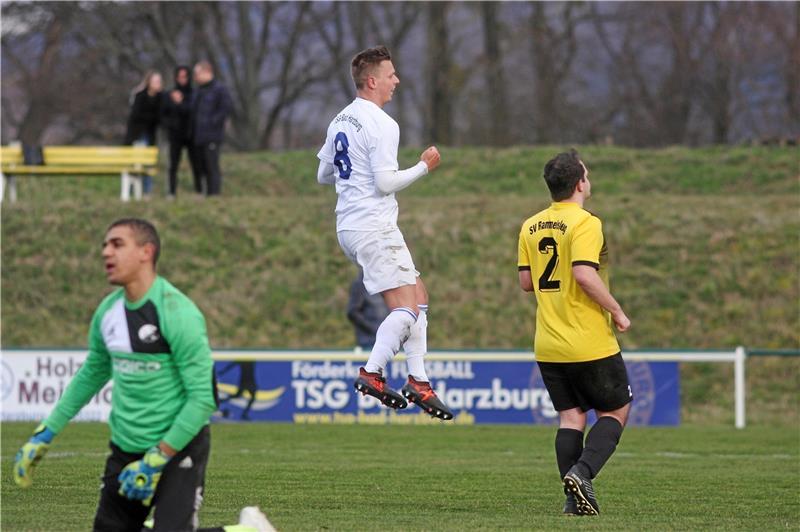 Abgehoben: TSG-Torjäger Christian Schubert feiert seinen Treffer zum 4:0, SVR-Torwart Julian Moser und Christoph Kurs sind hingegen bedient. Foto:
