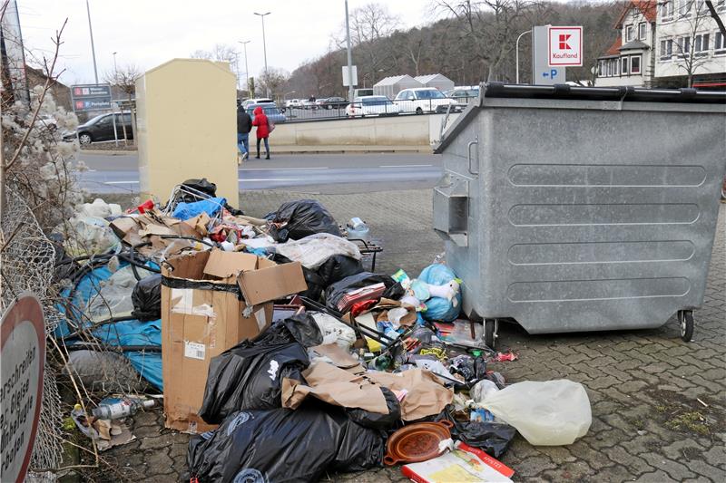 Abgeladener Müll verdreckt das Gründstück. Ein Schild soll künftig Abhilfe schaffen. Foto: Jenzora