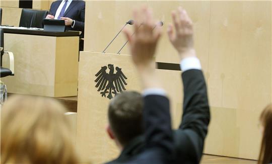 Abgeordnete der Länder während der Abstimmung im Bundesrat.