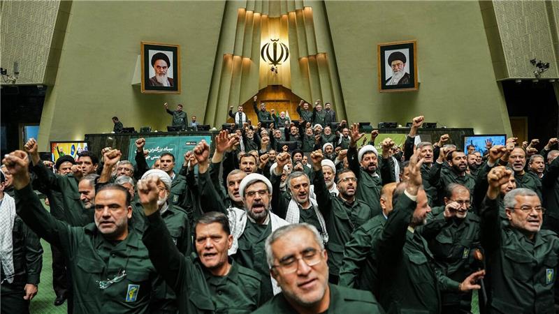 Abgeordnete des iranischen Parlaments solidarisieren sich mit den Revolutionsgarden.