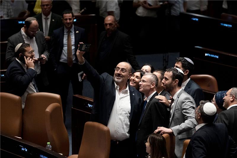 Historiker: Deutschland muss Druck ausüben auf Israel Abgeordnete machen in der Knesset ein Selfie mit Justizminister Jariv Levin (vorn M), nachdem das Parlament mit der Regierungsmehrheit ein Kernelement der Justizreform verabschiedet hat.