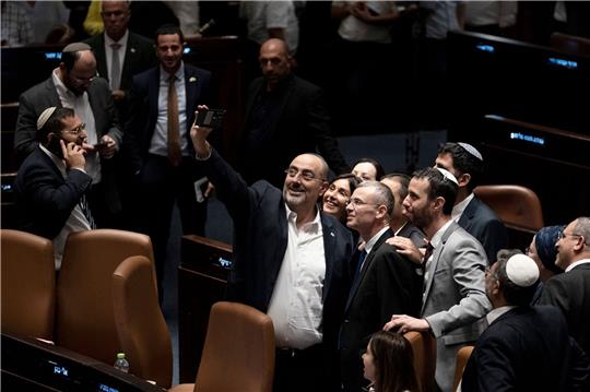 Abgeordnete machen in der Knesset ein Selfie mit Justizminister Jariv Levin (vorn M), nachdem das Parlament mit der Regierungsmehrheit ein Kernelement der Justizreform verabschiedet hat.