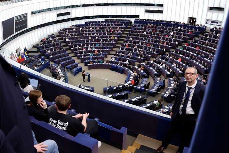 Europaparlament gibt grünes Licht für neue EU-Schuldenregeln Abgeordnete nehmen an einer Sitzung im Europäischen Parlament teil.