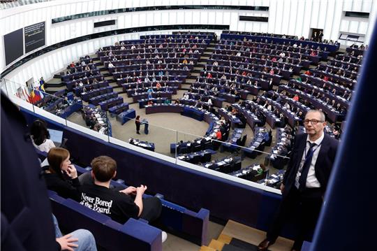 Abgeordnete nehmen an einer Sitzung im Europäischen Parlament teil.