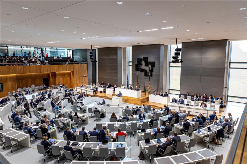 Abgeordnete nehmen an einer Sitzung im niedersächsischen Landtag teil.