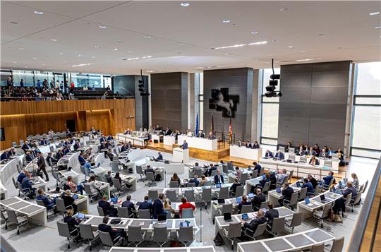 Abgeordnete nehmen an einer Sitzung im niedersächsischen Landtag teil.