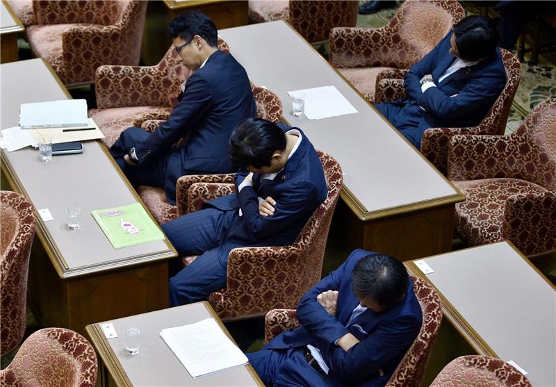 Abgeordnete schlafen während einer Unterbrechung einer Sitzung des Oberhauses in Tokio.
