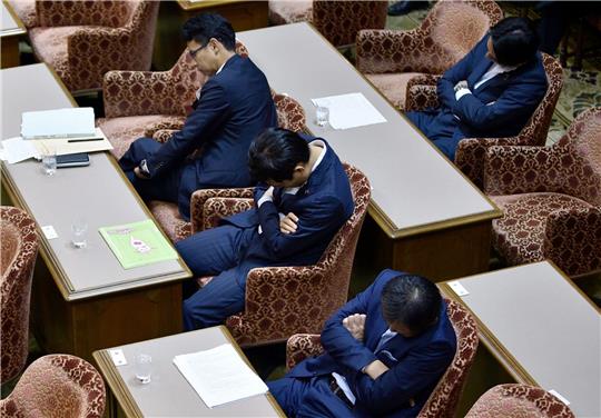 Abgeordnete schlafen während einer Unterbrechung einer Sitzung des Oberhauses in Tokio.