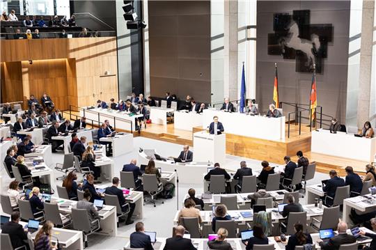 Abgeordnete sitzen im Landtag.