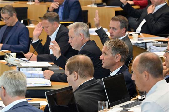 Abgeordnete von CDU, FDP und AfD stimmen im Thüringer Landtag für den Gesetzentwurf der Union.