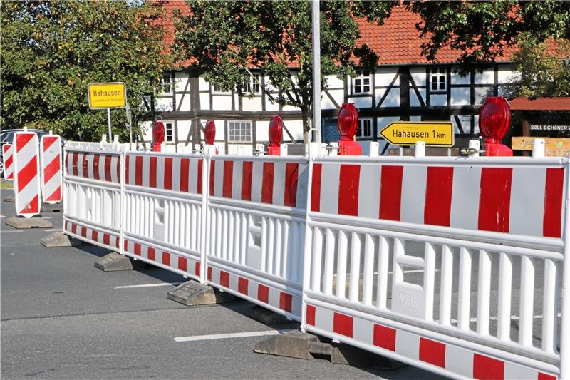 Abgeriegelt: Die Bundesstraße 248 in Neuekrug ist für den Verkehr voll gesperrt. Dort wird die Fahrbahn in den kommenden Wochen grundhaft erneuert.  Fotos: Gereke