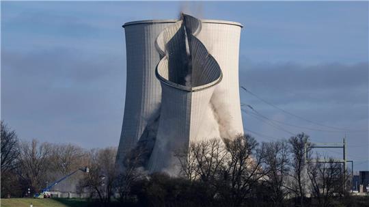 Abgerissen: Der Kühlturm von Block B im ehemaligen Atomkraftwerk Biblis fällt in sich zusammen, nachdem er mit Spezialgeräten destabilisiert worden war. 