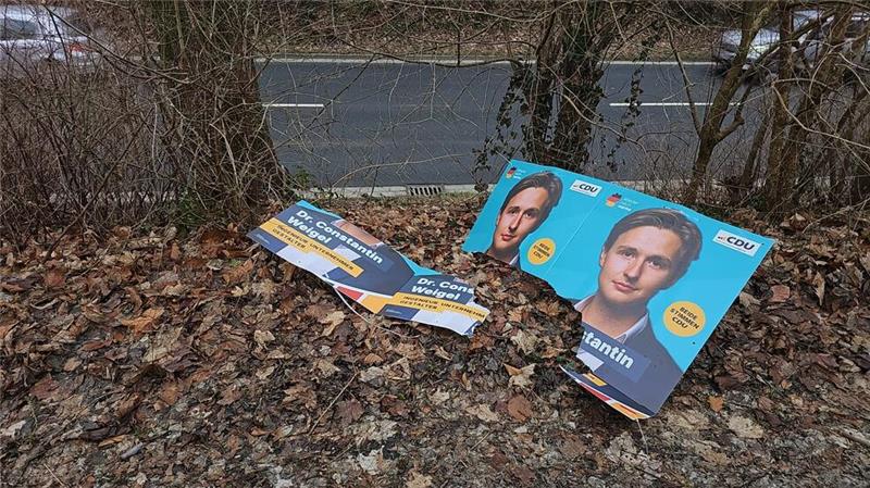 Abgerissenes Wahlplakat der CDU in der Clausthaler Straße in Goslar.