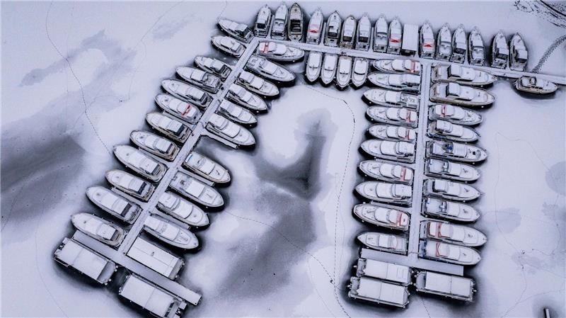 Abgesehen von vereinzelten offenen Engstellen liegt eine geschlossene Eisdecke über den Mecklenburger Oberseen.