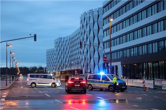 Abgesperrt ist die Zufahrt zum Parkhaus am Frankfurter Flughafen, nachdem dort zwei Tote gefunden worden sind.