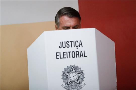 Abgetaucht: Jair Bolsonaro - hier bei der Stimmabgabe - hat seine Niederlage bei der Präsidentenwahl bisher nicht eingestanden.
