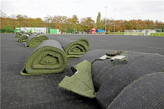 Abgezogen und aufgerollt – der Kunstrasenplatz des SV Rammelsberg wird derzeit für 250.000 Euro erneuert. Foto: Epping