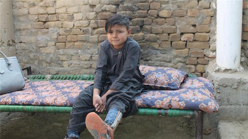 Abid trägt eine Schiene, seit er sich mit Polio infiziert hat.