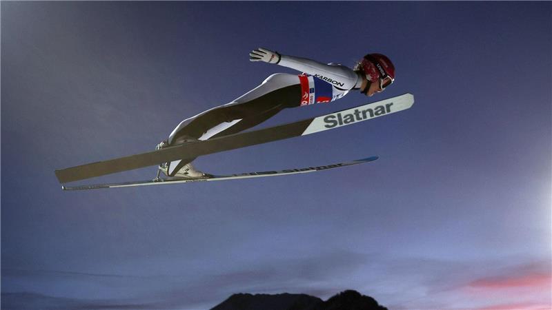 Abigail Strate aus Kanada springt bei der Two-Nights-Tour in Oberstdorf.