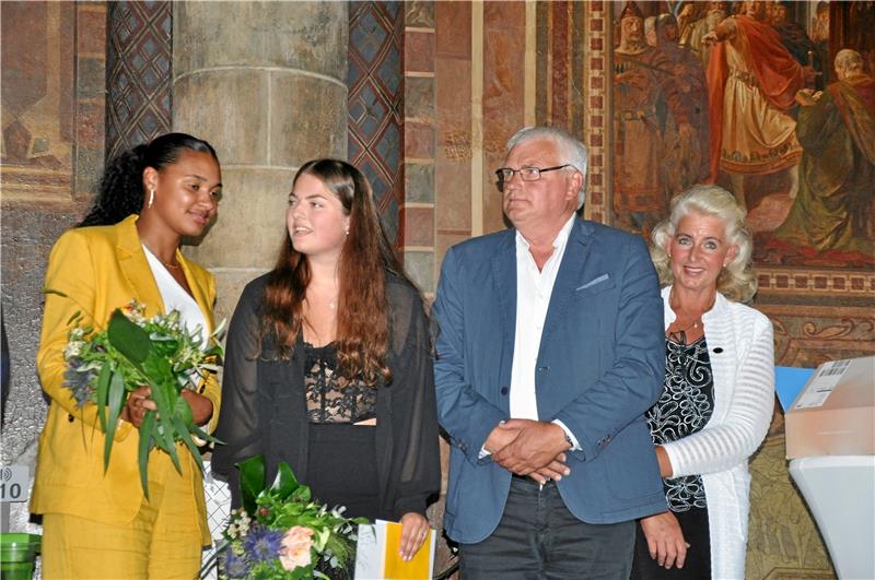 Das Goslarer Ratsgymnasium weint, staunt und jubelt Abitur-Entlassung 2022: Karsten Behr – hier mit Schulsekretärin Sylvia Friemel – wird auf die Bühne gerufen und geehrt.