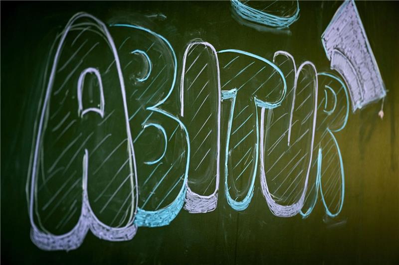 «Abitur» steht auf einer Tafel im Klassenzimmer eines Gymnasiums.