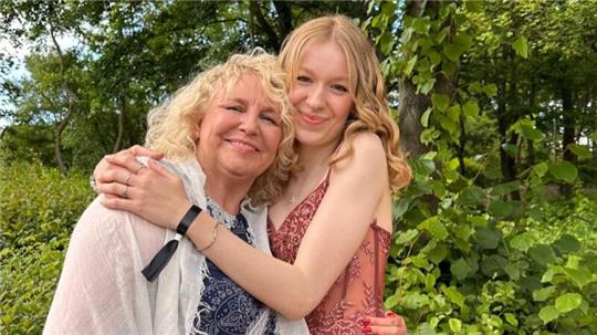 Abiturientin Anne Koch zusammen mit ihrer Mutter beim Abiball.