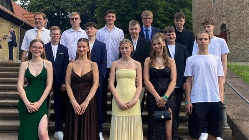 Abiturientinnen und Abiturienten des Burgberg-Gymnasiums feiern im Bündheimer Schloss ihren Schulabschluss.