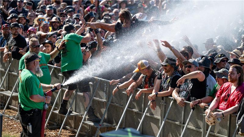 Abkühlung aus dem Feuerwehrschlauch.