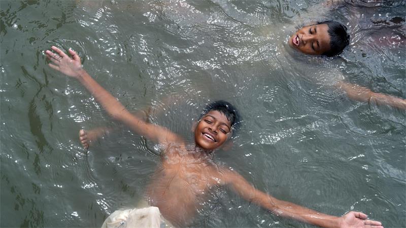 Abkühlung im Buriganga, einem der am stärksten verschmutzten Flüsse Bangladeschs