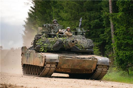 Abrams-Panzer der US Army sollen nur in die Ukraine geliefert werden, damit Deutschland Leopard-Panzer schickt.