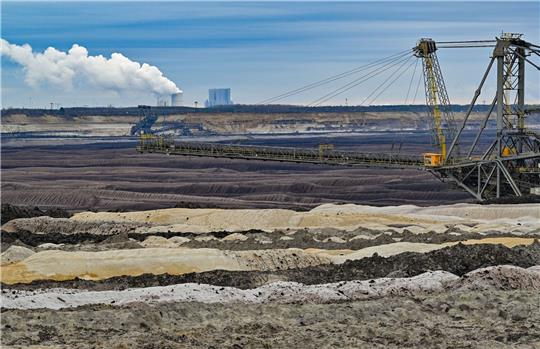 Abraumhalden und ein Absetzer sind im Braunkohletagebau Welzow-Süd der Lausitz Energie Bergbau AG (LEAG) zu sehen. Der Methan-Ausstoß ist in Deutschland deutlich höher als angenommen.