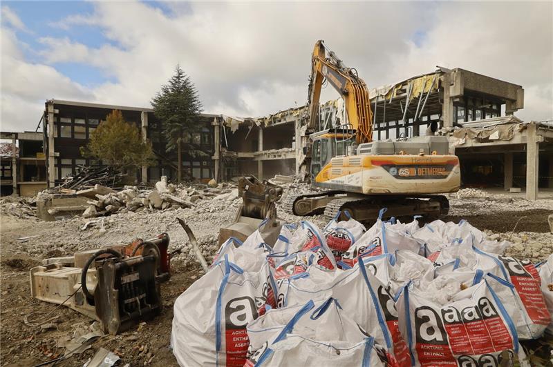 Abriss der alten Goldenen Aue