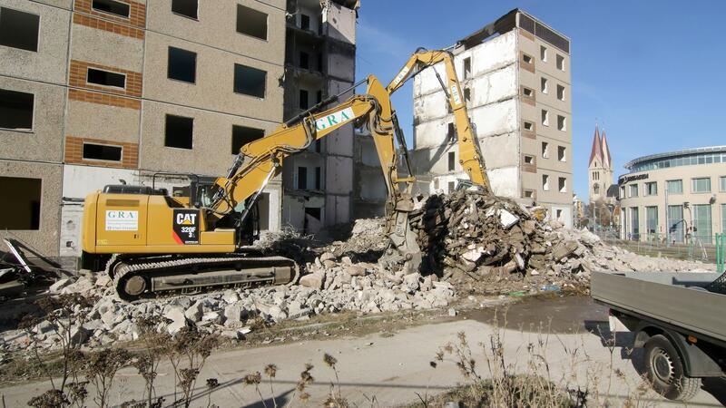 Platz auf deutschen Mülldeponien wird knapp Abriss eines Wohnblocks. Über die Hälfte der Abfälle in Deutschland sind Bauabfälle