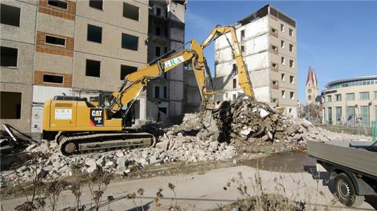 Abriss eines Wohnblocks. Über die Hälfte der Abfälle in Deutschland sind Bauabfälle