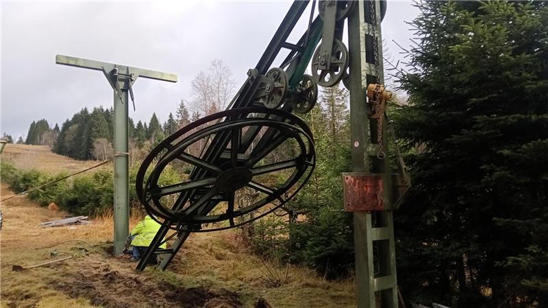 Zwei Masten eines Skilifts auf Torfhaus.