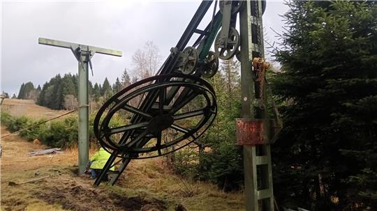 Zwei Masten eines Skilifts auf Torfhaus.