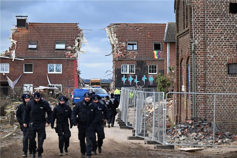 Lützerath bis auf zwei Aktivisten im Tunnel geräumt Abrissarbeiten am ehemaligen Haus des leztzen Bauern von Lützerath.