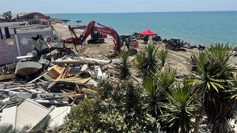Abrissbagger statt Strandbesucher: In Ostia wird abgerissen. 