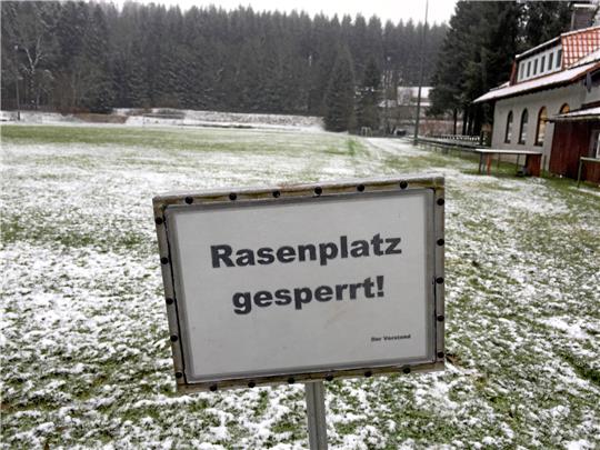 Absagen bringen die Spielpläne der Fußball-Ligen durcheinander.