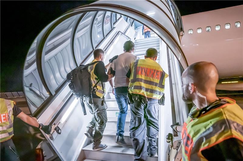 Noch kein Effekt des Migrationsabkommens mit Indien Abschiebung eines Afghanen vom Flughafen Leipzig-Halle (Archivbild).